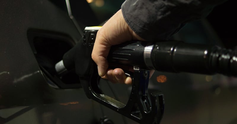 Pleins tarifs à la pompe : comment les prix des carburants en ville flambent et changent vos trajets