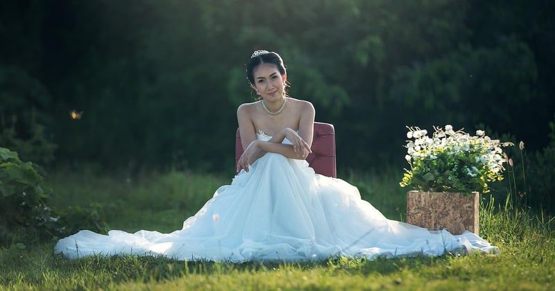 Robes de mariée en fibres recyclées : l'élégance éthique qui séduit